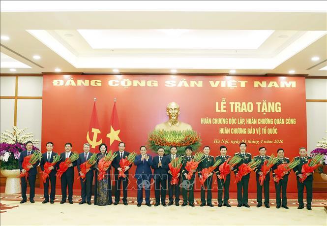 Thủ tướng Phạm Minh Chính và đồng chí Trần Cẩm Tú - Uỷ viên Bộ Chính trị, Thường trực Ban Bí thư trao tặng Huân chương Độc lập hạng Ba, Huân chương Quân công hạng Ba và Huân chương Bảo vệ Tổ quốc hạng Nhì cho các đại biểu. Ảnh: Thống Nhất/TTXVN