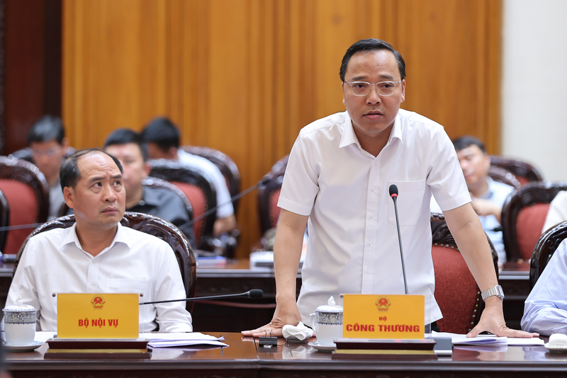 Thứ trưởng Bộ Công Thương Nguyễn Hoàng Long phát biểu tại cuộc họp. Ảnh: VGP/Nhật Bắc