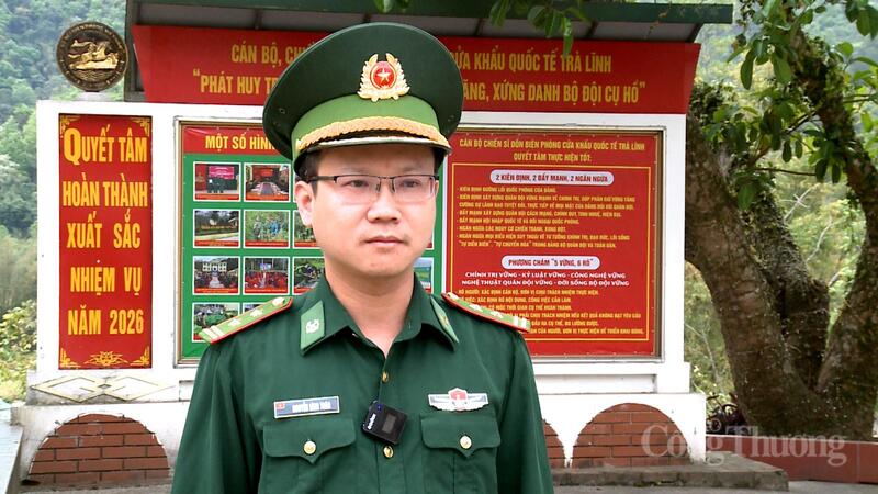 Trung tá Nguyễn Đình Tuân, Bí thư Đảng uỷ, Chính trị viên Đồn Biên phòng Cửa khẩu Quốc tế Trà Lĩnh trả lời phỏng vấn Báo Công Thương. Ảnh: Phong Lâm