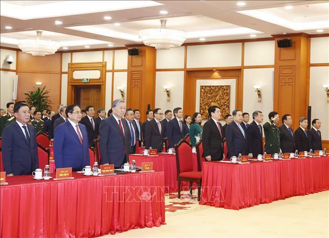 Tổng Bí thư Tô Lâm và các đại biểu thực hiện nghi lễ chào cờ. Ảnh: Thống Nhất/TTXVN