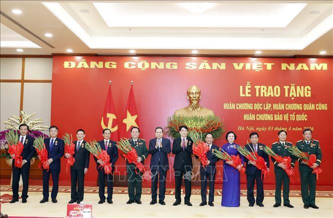 Chủ tịch nước Lương Cường và Chủ tịch Quốc hội Trần Thanh Mẫn trao tặng Huân chương Độc lập hạng Nhì và Huân chương Quân công hạng Nhì cho các đại biểu. Ảnh: Thống Nhất/TTXVN