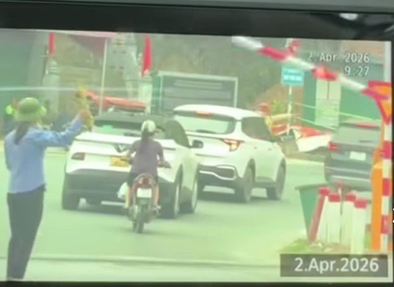 Lực lượng Cảnh sát giao thông bí mật ghi hình phục vụ công tác xử lý vi phạm theo hình thức phạt nguội tại các điểm giao cắt đường sắt trong ngày 2/4. Ảnh: Cục Cảnh sát giao thông