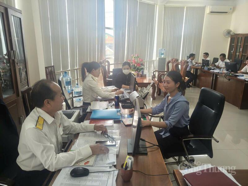 Thuế cơ sở 5 tỉnh Lâm Đồng hướng dẫn người dân thực hiện các thủ tục về thuế. Ảnh: Lê Sơn