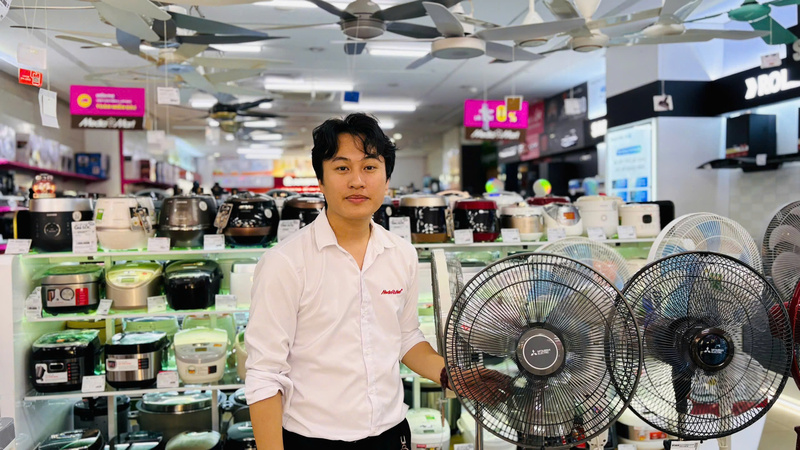 Anh Nguyễn Bắc Mạnh - quản lý chi nhánh siêu thị điện máy Media Mart (Cầu Giấy). Ảnh: Nhật Chi