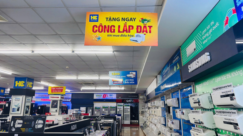 Hàng loạt ưu đãi được tung ra để kích cầu tiêu dùng trong các siêu thị điện máy. Ảnh: Nhật Chi