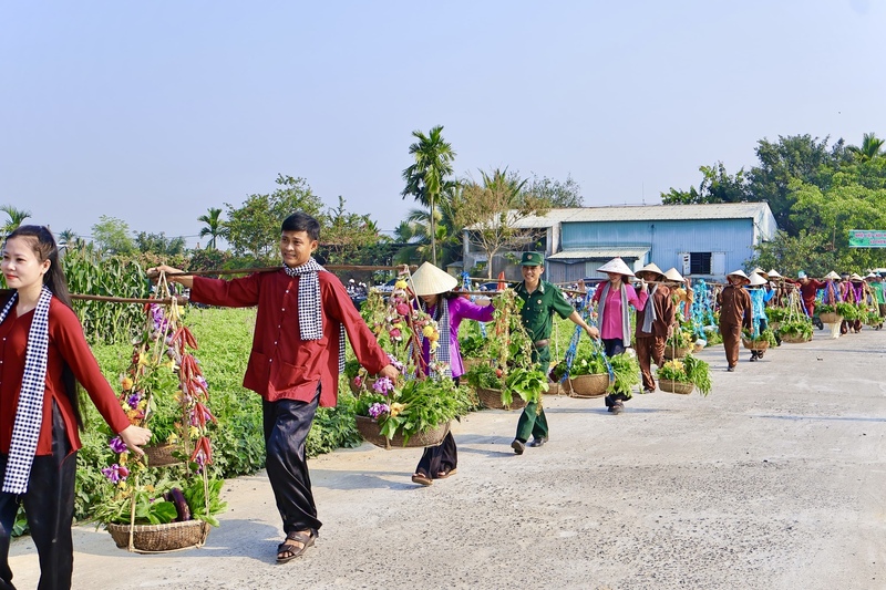 Lễ hội năm nay với nhiều hoạt động phong phú, đặc sắc như: lễ cúng Thần Nông, diễu hành quang gánh rau, các hội thi sản xuất – chế biến – kinh doanh nông sản, không gian ẩm thực truyền thống… Ảnh: Diễm Phúc