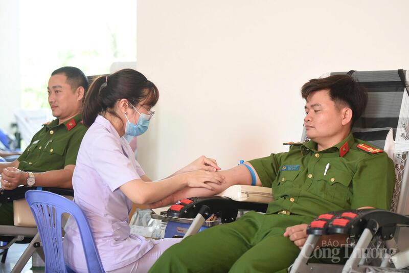 Các cán bộ, chiến sĩ Công an phường Điện Bàn Đông lan tỏa tinh thần tương thân tương ái, sẻ chia cùng cộng đồng.