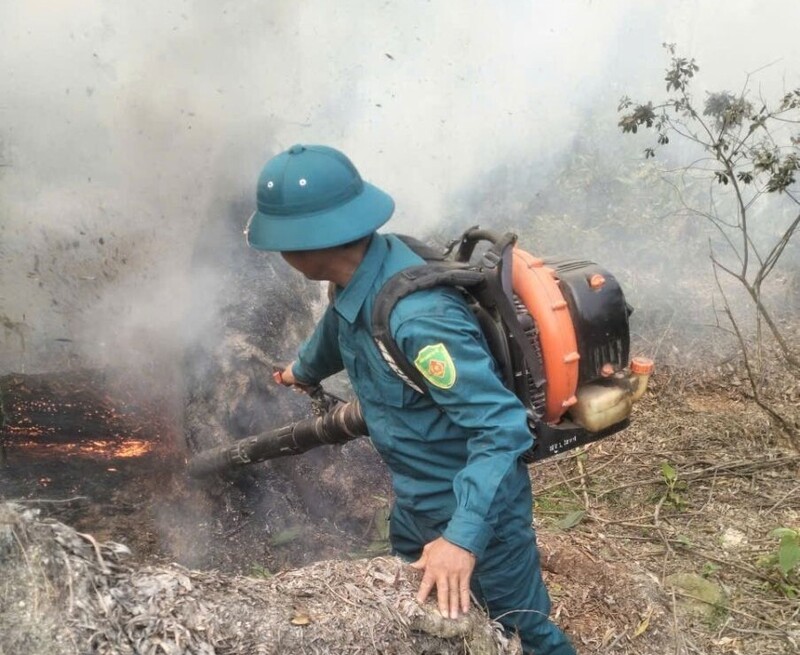 Các lực lượng chữa cháy rừng tại xã Bích Hào, tỉnh Nghệ An. Ảnh: Xuân Hường