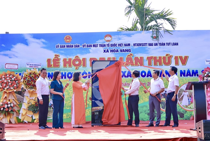 Xã Hòa Vang chính thức ra mắt hệ sinh thái số “Hòa Vang Green”, đánh dấu bước khởi đầu trong chuyển đổi số nông nghiệp địa phương, giúp kết nối trực tiếp nông dân với người tiêu dùng, đồng thời là “nhật ký số” minh bạch quy trình sản xuất theo tiêu chuẩn VietGAP, PGS tại các vùng sản xuất chuyên canh. Ảnh: Diễm Phúc