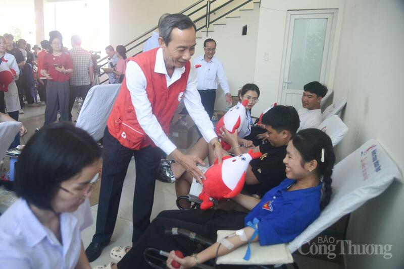 Lãnh đạo Ban Chỉ đạo vận động hiến máu tình nguyện TP. Đà Nẵng thăm hỏi, tri ân các tình nguyện viên hiến máu.