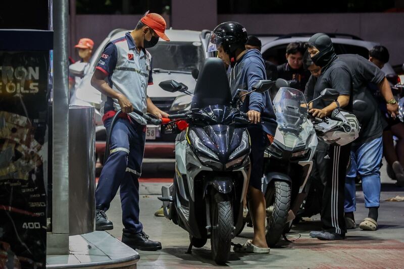 Giá xăng tại Philippines đã tăng gấp đôi (Ảnh: THX/TTXVN)