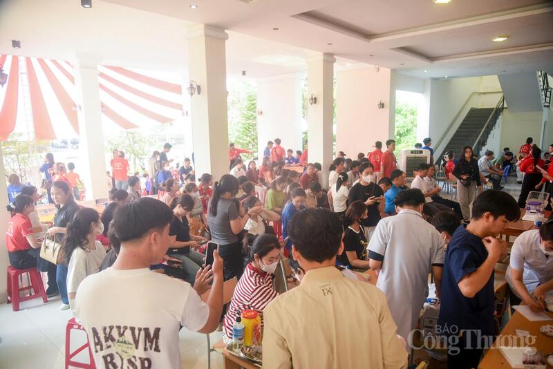 Hiến máu tình nguyện là cách mỗi người dân Việt Nam lan tỏa tinh thần “tương thân tương ái”, sẵn sàng sẻ chia giọt máu quý giá của mình để thắp lên hy vọng sống cho những bệnh nhân đang trong cơn nguy kịch.