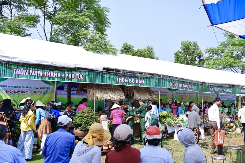 Lễ hội rau lần thứ IV và phiên chợ nông sản năm 2026 gồm 15 gian hàng của các thôn xã Hòa Vang và 1 gian hàng của xã bạn Hòa Tiến cùng giao lưu. Ảnh: Diễm Phúc