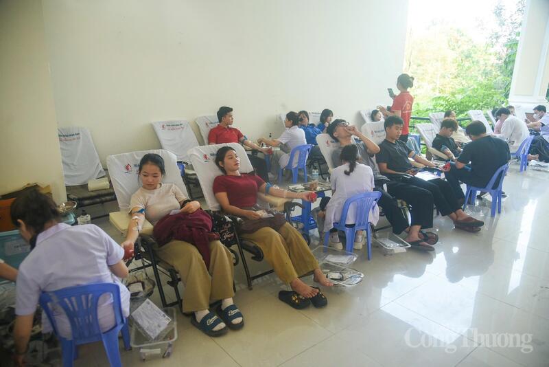 Khoảng 300 người dân, phần lớn là các bạn trẻ, đoàn viên, sinh viên tại TP. Đà Nẵng tham gia hiến máu tình nguyện ngày 4/4.