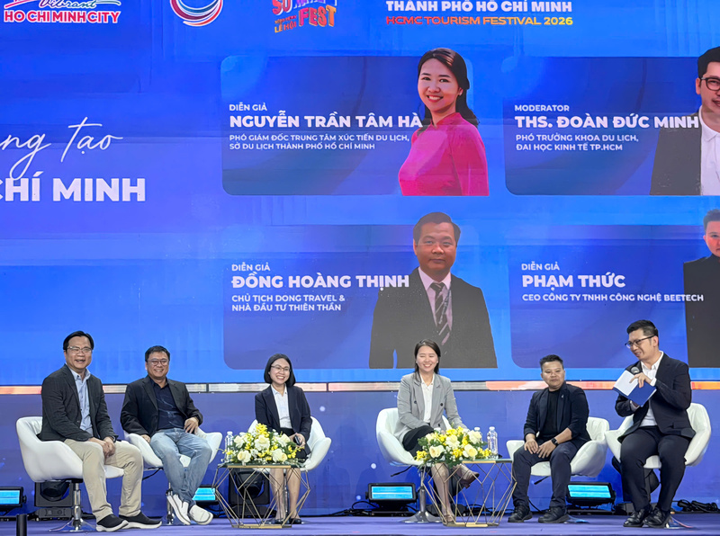 Các diễn giả và khách mời cùng trao đổi về xu hướng du lịch xanh, phát triển bền vững và ứng dụng công nghệ để nâng tầm điểm đến. Ảnh: Minh Anh