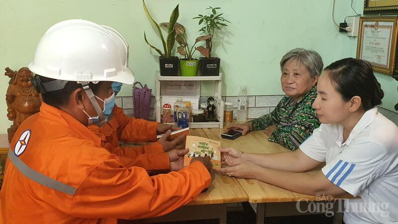 Nhân viên ngành điện TP. Hồ Chí Minh tuyên truyền sử dụng điện tiết kiệm, hiệu quả để giảm hóa đơn tiền điện trong cao điểm mùa nắng nóng.