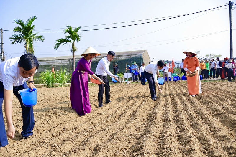Các đại biểu tham gia nghi lễ xuống giống đầu năm. Ảnh: Diễm Phúc