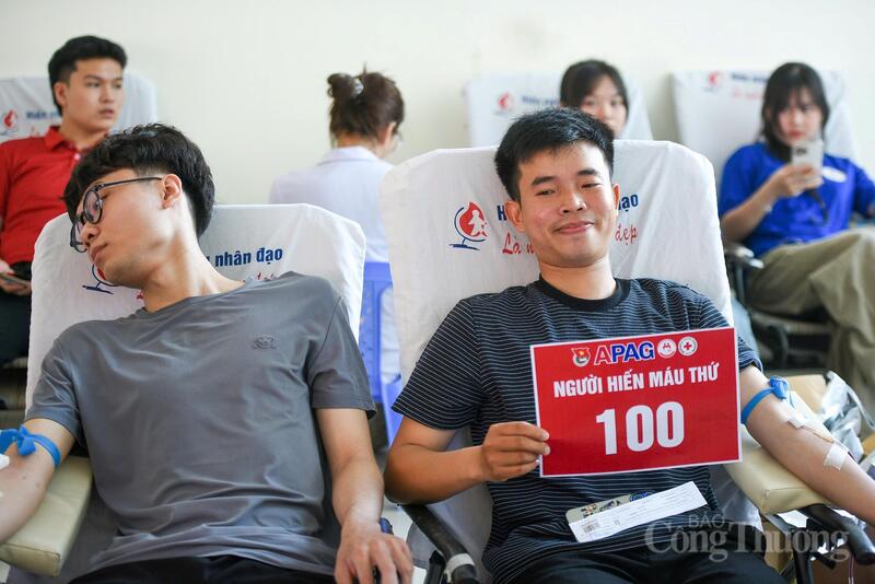 Các bạn sinh viên Phân hiệu Học viện Hành chính và Quản trị công tại Đà Nẵng tham gia hiến máu.