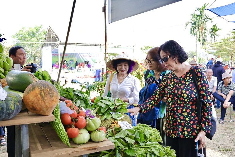 Bà Đinh Thị Thúy Hương, Phó Chủ tịch UBND xã Hòa Vang, Trưởng Ban tổ chức lễ hội nhấn mạnh: “Lễ hội là bước đệm quan trọng để từng bước nâng tầm quy mô tổ chức trong những năm tiếp theo theo hướng liên kết vùng, mở rộng hợp tác với các địa phương lân cận, các doanh nghiệp và đơn vị lữ hành, phát triển nông nghiệp gắn với du lịch trải nghiệm, tạo ra giá trị gia tăng cho sản phẩm nông nghiệp”. Ảnh: Diễm Phúc