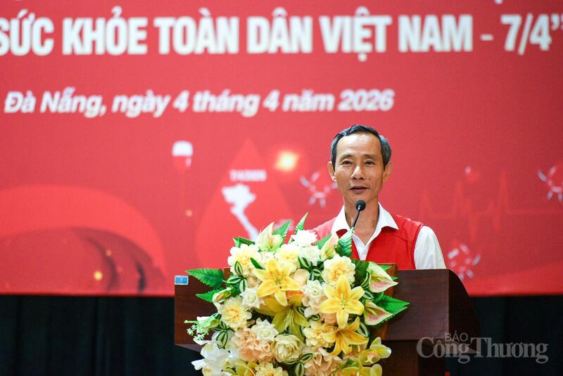 Ông Lê Tấn Minh, Phó Trưởng ban thường trực Ban Chỉ đạo vận động hiến máu tình nguyện TP. Đà Nẵng, Chủ tịch Hội Chữ thập đỏ Đà Nẵng phát biểu tại buổi lễ.