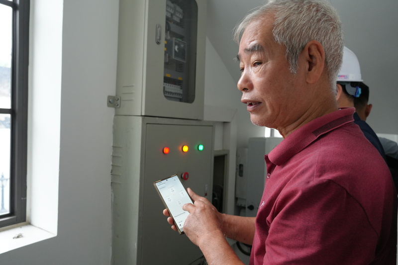 Cựu quân nhân Văn Hữu Khánh theo dõi, điều khiển hệ thống điện mặt trời và thiết bị điện trong gia đình thông qua ứng dụng trên điện thoại thông minh.