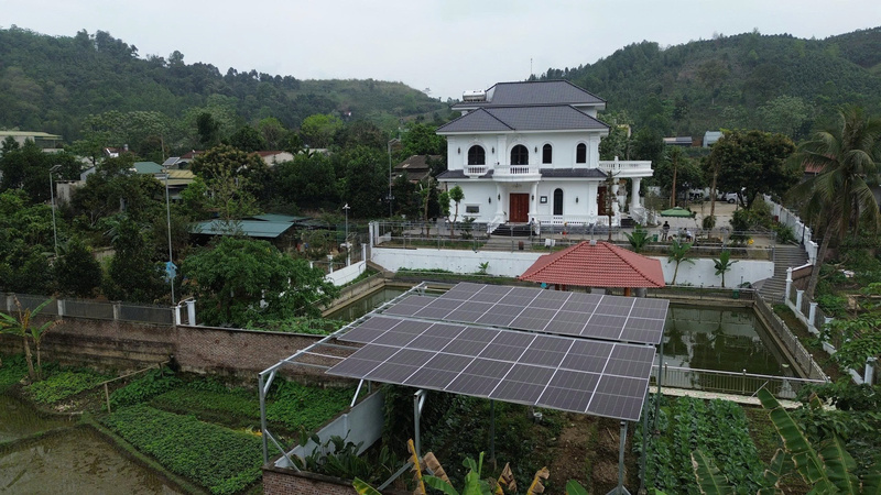 Toàn cảnh khu nhà vườn của gia đình ông Khánh tại xã Bát Xát, nơi lắp hệ thống điện mặt trời. Ảnh: NH