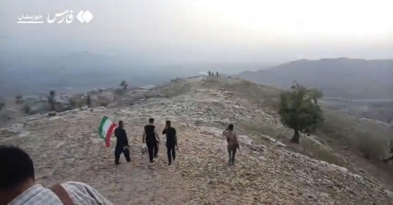 Người dân Iran có vũ trang tìm kiếm phi công của máy bay F-15E bị bắn rơi. Ảnh: Military Chronicle