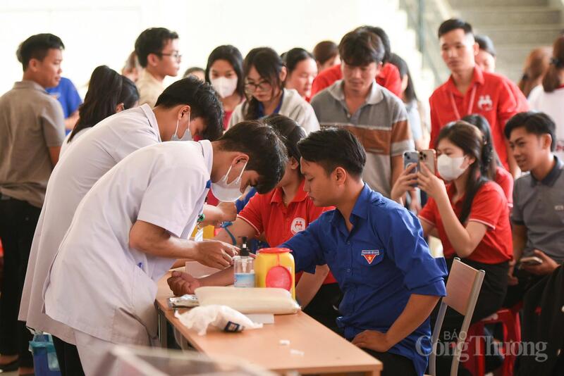 Hàng trăm bạn trẻ là đoàn viên, sinh viên trên địa bàn TP. Đà Nẵng tham gia hiến máu tình nguyện.