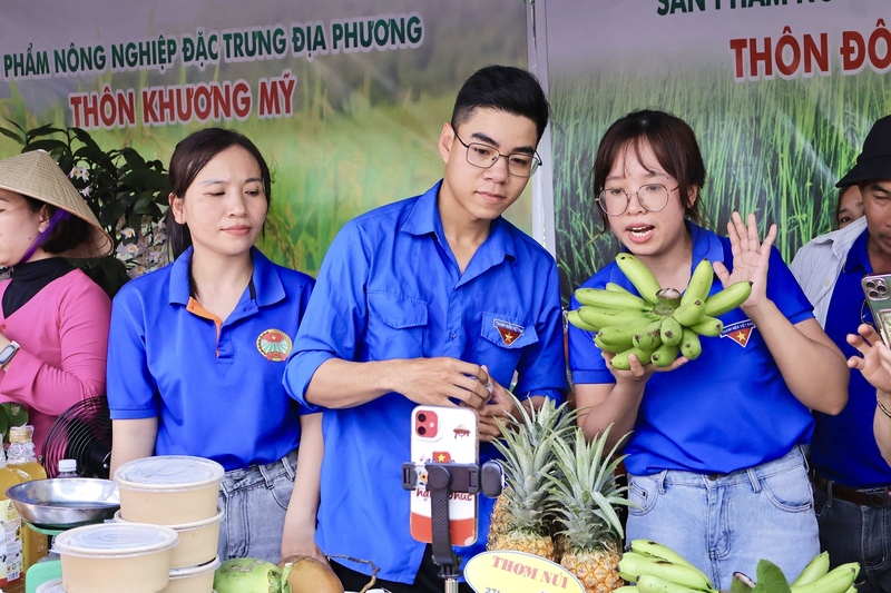 Lễ hội tổ chức hình thức bán rau, quả, sản phẩm đặc trưng của địa phương qua livestream. Ảnh: Diễm Phúc