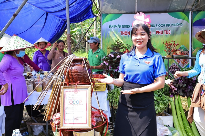 Chị Nguyễn Thị Mỹ Thảo, đại diện gian hàng trưng bày sản phẩm OCOP thôn Nam Thành - Phú Túc chia sẻ: “Đến với lễ hội, chúng tôi mong rằng những sản phẩm của địa phương mình sẽ được mọi người biết đến nhiều hơn, có thể quảng bá rộng hơn và đặc biệt nếu may mắn sẽ gặp được cơ hội kinh doanh mới”. Ảnh: Diễm Phúc