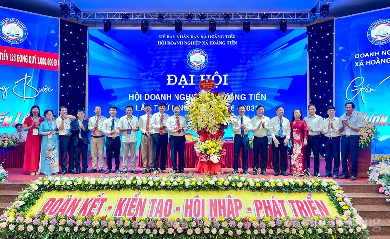 Lẵng hoa tươi thắm của Hiệp hội Doanh nghiệp tỉnh Thanh Hoá trao tặng trong ngày đầu thành lập Hội Doanh nghiệp xã Hoằng Tiến. Ảnh: Ngô Nhung