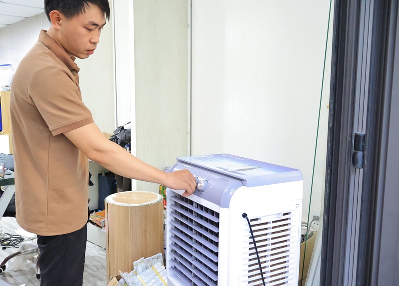 Người dân cân nhắc lựa chọn thiết bị công suất nhỏ, vừa phải để tiết kiệm điện và chi phí mua sắm. Ảnh: Diễm Phúc