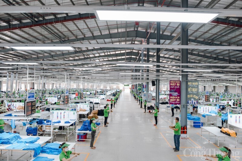 Nhiều doanh nghiệp dệt may tại thành phố Huế đang dần thay thế máy móc hiện đại, ít tiêu hao điện năng, lắp đặt đèn Led chiếu sáng nhà xưởng.