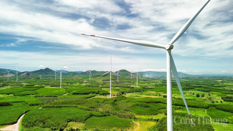 Để đạt mục tiêu tăng trưởng hai con số, vững chắc, đặt ra yêu cầu chuyển đổi mô hình tăng trưởng; đẩy mạnh cơ cấu lại các ngành, lĩnh vực; phát triển các khu vực doanh nghiệp, các mô hình kinh tế mới. Ảnh: Một cánh đồng điện gió tại Gia Lai.