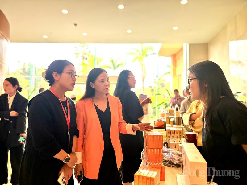 Bà Nguyễn Thị Thu Thủy - Phó Giám đốc Trung tâm Hỗ trợ xúc tiến thương mại và đầu tư (áo cam) trao đổi với doanh nghiệp Trung Quốc trong tại Hội nghị kết nối doanh nghiệp thương mại xuất nhập khẩu Trung - Việt