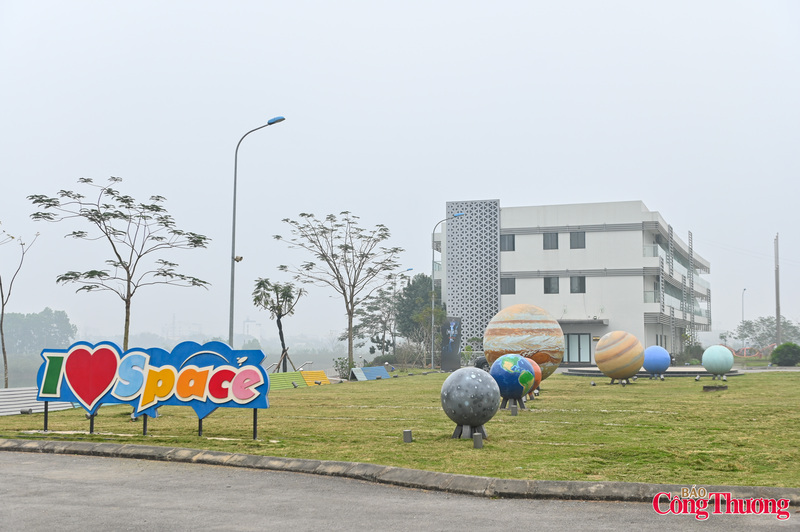 Bảo tàng Vũ trụ Việt Nam được xây dựng và vận hành bởi Trung tâm Vũ trụ Việt Nam thuộc Viện Hàn lâm Khoa học và Công nghệ Việt Nam (tại Khu công nghệ cao Hòa Lạc, Hà Nội). Đây không chỉ là một khu trưng bày mô hình hay tư liệu mà là một hành trình sống động, giúp những người quan tâm có thể tiếp cận công nghệ vũ trụ và khoa học thiên văn một cách gần gũi và chân thực nhất.