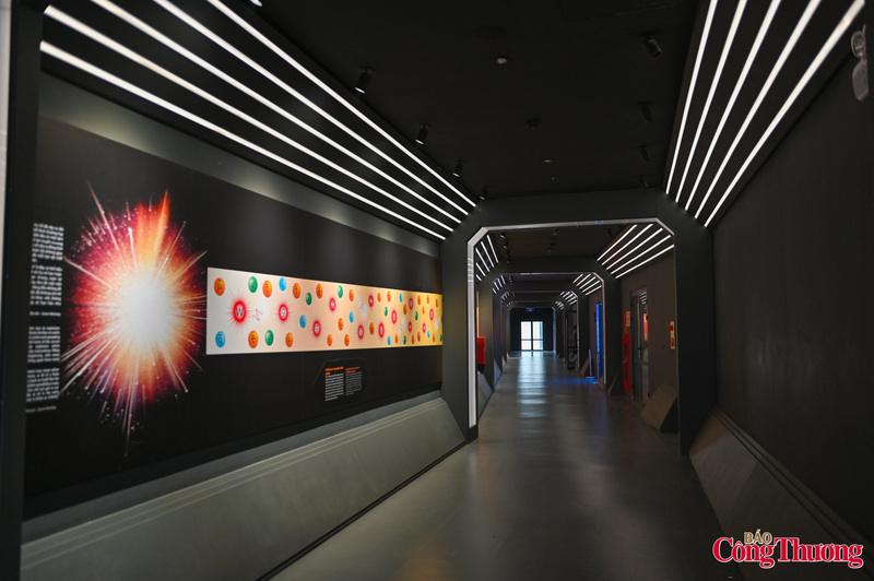 Khu vực trong nhà được bắt đầu từ hành lang với những thông tin về các chòm sao cổ của Việt Nam - những hình ảnh thân thuộc từ văn hóa dân gian, kết hợp cùng lịch sử 13,7 tỷ năm của vũ trụ, từ vụ nổ Big Bang đến hiện tại.