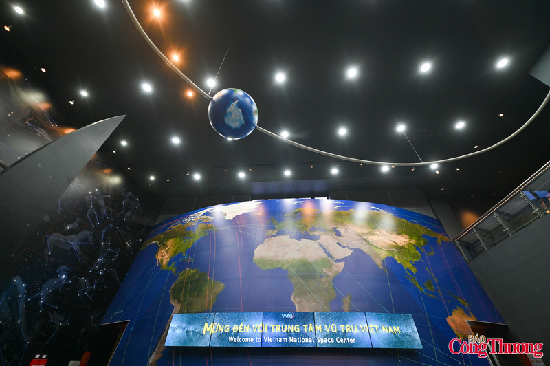 Công trình có diện tích hơn 1.500 m2 không gian ngoài trời và hơn 1.600 m2 trong nhà, bao gồm 2 tầng được thiết kế theo phong cách hiện đại, lấy cảm hứng từ sự bao la vô tận của vũ trụ.