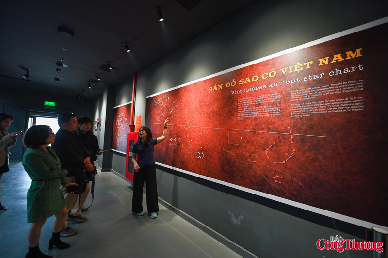 Quá trình hình thành của vũ trụ đến các thành tựu hiện tại và tương lai điểm theo các mốc thời gian, được giới thiệu dọc hành lang.