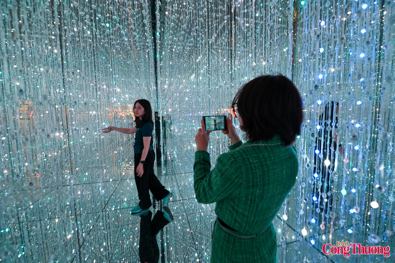 Hệ thống đèn LED thả từ trần nháy theo nhạc, kết hợp cùng gương vô cực, tạo nên hiệu ứng không gian bất tận.