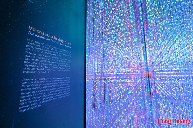 Phòng "Vũ trụ bao la bí ẩn", với thiết kế 6 mặt kính.