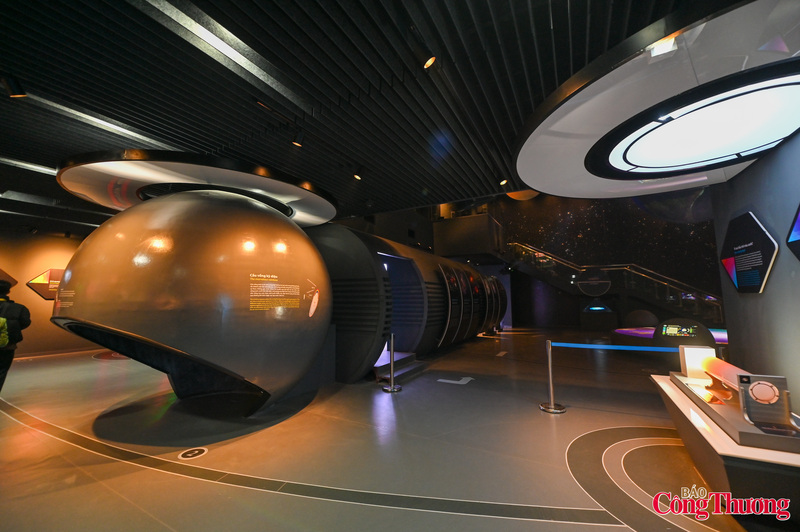 Tiếp đến là các khu vực chứa bảng thông tin cung cấp các kiến thức về Hệ Mặt Trời.