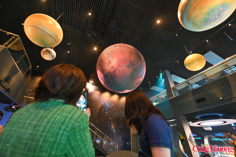 Kết nối không gian tầng 1 và tầng 2 của bảo tàng là các mô hình Mặt Trời và các hành tinh, được thiết kế với các hiệu ứng ánh sáng giúp người xem có cảm giác như đang đứng giữa không gian, quan sát vũ trụ từ góc nhìn cận cảnh.