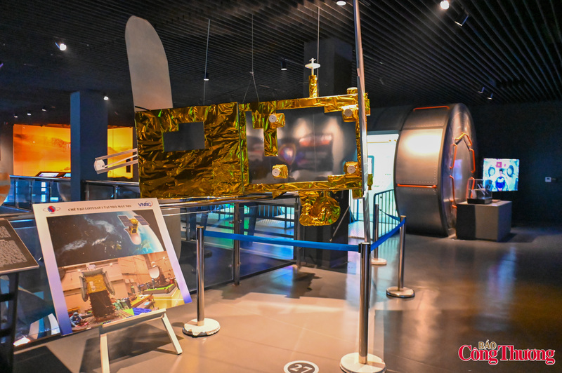 Khu vực giới thiệu thành tựu làm chủ không gian, đặc biệt là những bước tiến của Việt Nam trong hành trình làm chủ khoa học và công nghệ Vũ trụ.