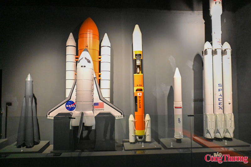 Khu vực trưng bày các mô hình tên lửa tiêu biểu được chế tạo tại Mỹ, Nga và châu Âu, cùng với mô hình lát cắt tên lửa để người xem khám phá cấu trúc và nguyên lý hoạt động của chúng.