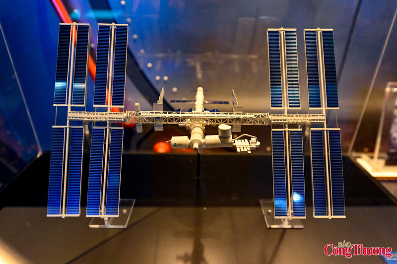 Mô hình Trạm Vũ trụ Quốc tế ISS - "Ngôi nhà" khổng lồ giữa không gian.