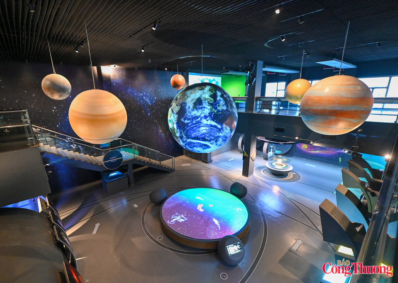 Khu vực "Khoa học diệu kỳ" cho phép khách tham quan tự tay thực hiện các thí nghiệm trực quan về ánh sáng, lực hấp dẫn và chuyển động trong không gian.