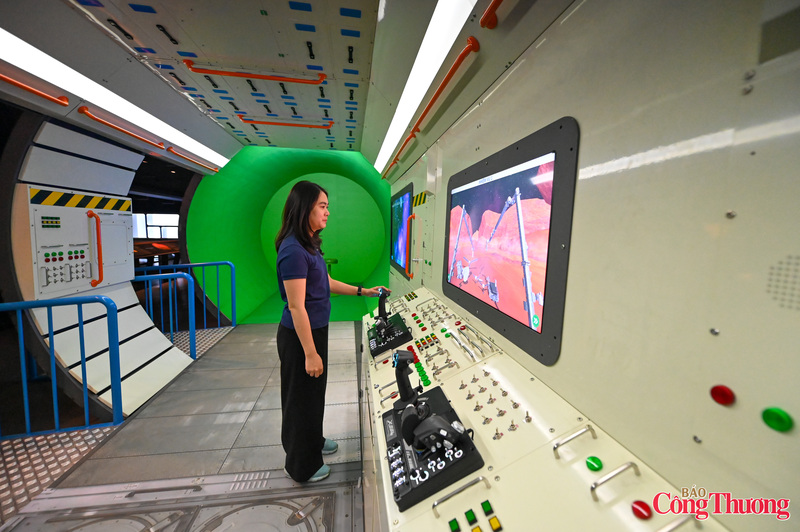 Mô hình khoang tàu vũ trụ, nơi tái hiện chân thực cuộc sống 24 giờ trên trạm vũ trụ của các phi hành gia ngoài không gian. Người tham quan có thể trực tiếp điều khiển cánh tay robot thông qua cần điều khiển, máy tính và màn hình mô phỏng với nhiệm vụ chính là thu gom rác thải không gian, đòi hỏi sự khéo léo và uyển chuyển.