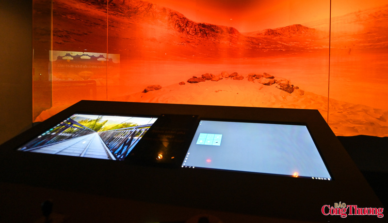 Một hoạt động hấp dẫn khác là điều khiển robot khám phá Sao Hỏa. Với hệ thống và địa hình mô phỏng có lớp cát đỏ khô cằn, Robot được lập trình để thực hiện các nhiệm vụ như di chuyển qua địa hình gồ ghề, thu thập mẫu vật...