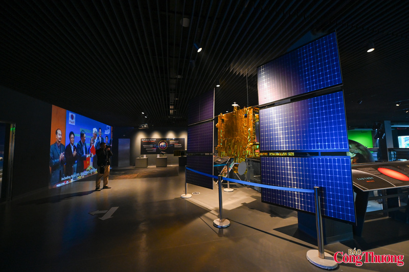 Trong ảnh là mô hình vệ tinh LOTUSat-1 do Trung tâm Vũ trụ Việt Nam phát triển. LOTUSat- 1 có trọng lượng 600 kg, là vệ tinh công nghệ radar mới nhất với nhiều ưu điểm như phát hiện các vật thể kích thước từ 1 m trên mặt đất, khả năng quan sát cả ngày lẫn đêm. Vệ tinh sẽ chụp ảnh và cung cấp các thông tin chính xác giúp ứng phó với thảm họa thiên nhiên, biến đổi khí hậu, quản lý nguồn tài nguyên và giám sát môi trường.